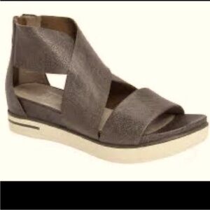 Eileen Fisher size 7 1/2 EUC sport tumbled leather sandal